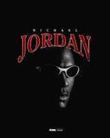 Remera negra de algodón con estampado frontal de Michael Jordan con gafas y el texto "Michael Jordan" en rojo.