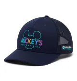 Gorra tipo trucker de color azul marino con paneles traseros de malla transpirable. Presenta un estampado frontal colorido con el logo de Mickey's Outdoor Club y una etiqueta lateral de la marca Columbia.