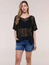 Poncho negro de tejido calado con cuello redondo y mangas cortas holgadas.
