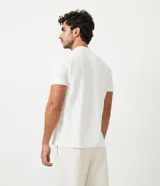 Polo de hombre de manga corta, color beige claro, con cuello mao y tapeta de dos botones.