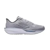 Championes de running Nike Quest 6 color gris con detalles en blanco y celeste.