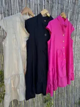 Vestido corto de lino con lurex, con cuello mao, mangas cortas y falda escalonada con volantes.