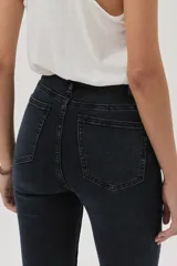 Jean skinny de tiro alto color azul oscuro, con ajuste ceñido y composición flexible.