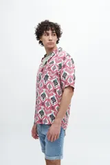 Camisa negra con estampado cachemir en blanco, de manga corta y corte recto.