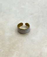 Anillo abierto de diseño minimalista con borde dorado y centro de resina con acabado perlado, disponible en colores negro, rojo y blanco.