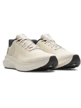 Championes de running Under Armour modelo Charged Rogue 5, color beige con detalles en negro. Presentan una parte superior de malla técnica transpirable, entresuela Charged Cushioning para mayor amortiguación y suela de goma resistente.