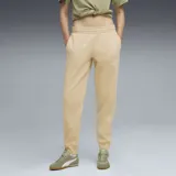 Pantalón de jogging de corte holgado en color crema, con cintura elástica, puños acanalados en los tobillos y logo de la marca bordado en la pierna izquierda.