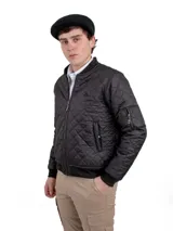 Campera bomber aviador azul con cuello alto, cierre frontal y bolsillos laterales. Diseño acolchado con patrón de rombos.