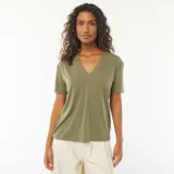 Camiseta verde de manga corta con cuello de pico.