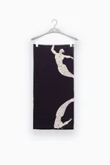 Pareo negro con estampado de sirenos blancos.