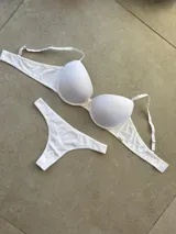 Conjunto de lencería compuesto por un corpiño con taza soft y una bombacha tipo less, confeccionados en microfibra con textura acanalada.