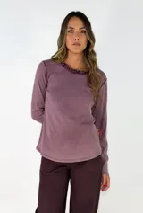 Remera de manga larga en color malva, con cuello redondo decorado con un borde de textura afelpada en tono más oscuro.