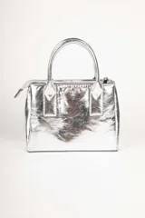 Cartera mini tote color negro charol, con doble asa corta y correa larga desmontable y ajustable.