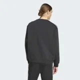 Buzo Adidas de cuello redondo con corte oversize, confeccionado en tejido de punto. Presenta las icónicas tres franjas blancas en las mangas y el logo del trifolio bordado en el pecho.