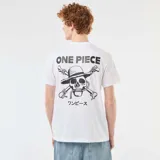 Remera blanca de manga corta con estampa inspirada en la serie One Piece, que incluye un sombrero de paja, texto en japonés, la leyenda "Straw Hat Crew" y el logo de Monkey D. Luffy.