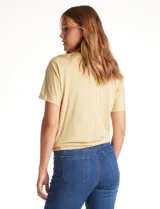 Remera de modal marca Philosophy, con diseño de cuello volcado y mangas cortas.