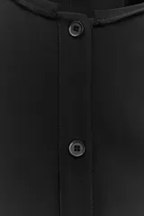 Vestido midi negro confeccionado en viscosa, de corte recto y manga larga con puños abotonados. Presenta cuello redondo con detalle deshilachado, bolsillos laterales ocultos y trabillas en la espalda.