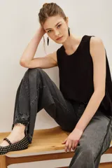 Musculosa negra de algodón, con escote redondo y corte holgado.