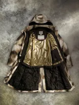 Campera tipo parka 3 en 1 de edición especial inspirada en Star Wars, con estampado de camuflaje en tonos tierra. Cuenta con capucha ajustable y extraíble, cierre frontal bidireccional, bolsillos frontales con solapa y tecnología impermeable y transpirable. Incluye insignia de la Alianza Rebelde en el pecho.