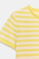 Top corto de punto con diseño a rayas horizontales en color amarillo y blanco, cuello redondo y manga corta.