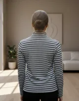 Polera de lanilla negra, de manga larga y cuello alto, con ajuste al cuerpo.