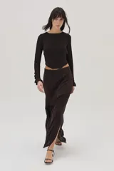 Falda larga marrón tejida en viscosa y lurex, con corte sirena y abertura lateral.