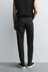 Jeans de hombre, corte skinny y largo cropped, color negro lavado. Presenta cinco bolsillos y cierre frontal con cremallera y botón.