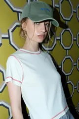 Gorro tipo cap color verde militar con bordado "Balance" en azul en la parte frontal y correa ajustable en la parte trasera.