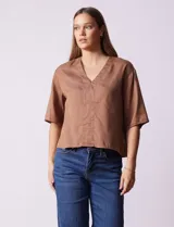 Blusa marrón de lyocell con escote en V y mangas cortas.