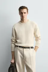 Jersey de punto relaxed fit confeccionado en mezcla de lana y fibra de alpaca, con textura ligera y efecto pelo. Presenta cuello redondo, manga larga y acabados en rib en puños y cintura.