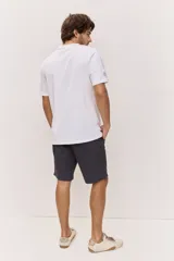Bermuda chino de corte cómodo y recto, ideal para el día a día, con bolsillos laterales y traseros.