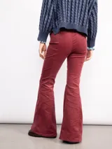 Pantalón oxford de micropana con spandex, de corte ajustado al cuerpo y botamanga ancha. Cuenta con cierre invisible lateral y elástico en la parte posterior de la cintura.