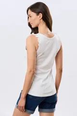 Musculosa azul marino con escote redondo y tirantes decorados con volados fruncidos.