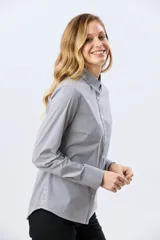 Camisa de manga larga con diseño de rayas verticales, confeccionada en mezcla de algodón, nylon y spandex. Cuenta con cuello camisero clásico y cierre frontal abotonado.