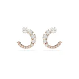 Par de aros tipo argolla bañados en oro rosa, con cristales Swarovski transparentes y perlas blancas. Cierre con tuerca a presión.