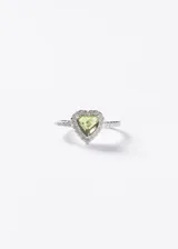 Anillo de plata 925 con una piedra zirconia central en forma de corazón de color verde oliva, rodeada por un pavé de zirconias más pequeñas que también decoran los hombros del aro.