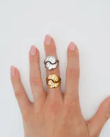 Anillo dorado con forma de yin yang con incrustaciones de circonitas. Fabricado en acero quirúrgico recubierto de oro con tecnología PVD.