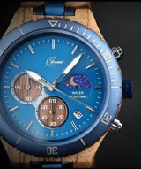 Reloj de pulsera Chenaut modelo Ocean, con caja y malla combinadas en madera de Zebrano africano y acero inoxidable azul. Presenta una esfera azul con subdiales de madera, indicador de fase lunar, fechador y bisel técnico tipo buzo.
