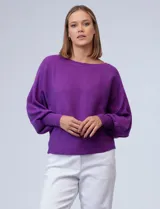 Buzo marca Cupio de tejido acanalado color azul. Tiene mangas largas estilo dolman y aplique de botones en la espalda.