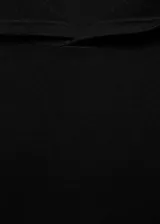 Jersey de punto fino color negro con capucha, diseño recto y manga larga con puños ajustados.