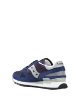 Championes Saucony modelo Shadow Original, color azul marino con detalles en gris y blanco. Presentan una combinación de materiales en gamuza y malla, con suela de goma y diseño clásico de running retro.