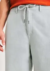 Bermuda de corte chino en color gris claro, confeccionada en tejido de textura natural. Cuenta con cintura elástica con cordón ajustable y cierre frontal, ofreciendo un estilo relajado y versátil.