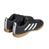 Championes de fútbol Adidas Goletto VIII IN, color negro con tres tiras blancas en los laterales y suela marrón.