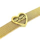 Pulsera dorada de acero con dije de corazón con la palabra 'Mamá'.