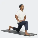 Remera deportiva blanca de corte holgado, cuello redondo y mangas cortas. Confeccionada en tejido Adisoft suave y elástico con tecnología CLIMACOOL.