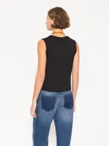 Musculosa negra de algodón con cuello redondo, sisas amplias, corte a la cadera, tajos laterales y estampado frontal con strass hot fix.