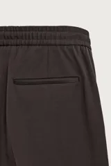 Pantalón regular fit color negro de tejido con viscosa, con cintura elástica ajustable con cordón, bolsillos frontales y traseros.