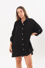 Vestido camisero corto negro, con escote en V, cuello clásico, mangas tres cuartos regulables y detalle de pez bordado a mano en la espalda.