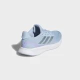 Championes de running Adidas Runfalcon 5, color celeste con detalles en lila y blanco. Presentan una parte superior de malla transpirable, mediasuela con amortiguación Cloudfoam y suela Adiwear resistente al desgaste.