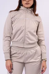 Campera deportiva de cuello alto con cierre frontal completo, puños y ruedo en tejido rib. Presenta un detalle de línea horizontal blanca en el pecho y está confeccionada en tela técnica de acabado liso.